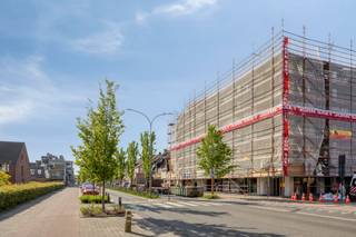 Dit mooi en ruim appartement, gelegen op de 2de verdieping, biedt alle comfort voor aangenaam wonen.
Het appartement omvat een inkomhal, een gezellige en lichtrijke living, een volledig uitgeruste keuken met aansluitende berging, een apart toilet en een badkamer voorzien van douche en wastafel. Verder zijn er 2 volwaardige slaapkamers aanwezig. Epc B
Genieten kan op het zonnige terras, ideaal om tot rust te komen. Garage kan gehuurd worden. Gevel zal volledig vernieuw zijn!
Troeven van dit appartement:

Ruime en lichtrijke leefruimte
2 slaapkamers
Praktische berging aansluitend aan de keuken
Zonnig terras
Goede indeling en aangenaam wooncomfort
Interesse? Neem gerust contact op voor meer informatie of een bezoek ter plaatse.

Exclusief te koop aangeboden via de Oximo online verkoopsprocedure. Voor registratie en aanvaarding van de verkoopsvoorwaarden zie www.oximo.be.