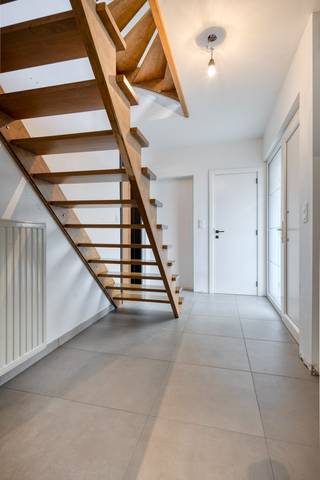 Deze ruime halfopen bebouwing is gelegen op enkele minuten van het centrum van Tienen.<br /><br />We komen binnen in de aangename inkomhal met vestiairehoek. Via de glazen deur bereiken we de gezellige leefruimte met tv- en bureauhoek. De leefruimte staat in verbinding met de volledig uitgeruste keuken. Via de keuken betreden we de veranda en de tuin.<br /><br />Op de gelijkvloerse verdieping vinden we nog een eerste badkamer met toilet, lavabo en inloopdouche.<br /><br />Op de eerste verdieping vinden we een tweede badkamer met toilet en douche, alsook drie ruime slaapkamers.<br /><br />Tot slot bereiken we via de vaste trap de zolderverdieping, waar we nog één ruime kamer vinden. Deze kan gemakkelijk opgesplitst worden in twee kamers. Er is reeds een vergunning aanwezig om de woning uit te bouwen.<br /><br />Verder is er de onderhoudsvriendelijke tuin met een zeer ruime garage en een praktische kelder.<br /><br />De elektriciteit is conform en het EPC is C. Verwarming op aardgas; de ketel werd in 2017 vernieuwd.<br /><br />U kan ons steeds bereiken bij verdere vragen.