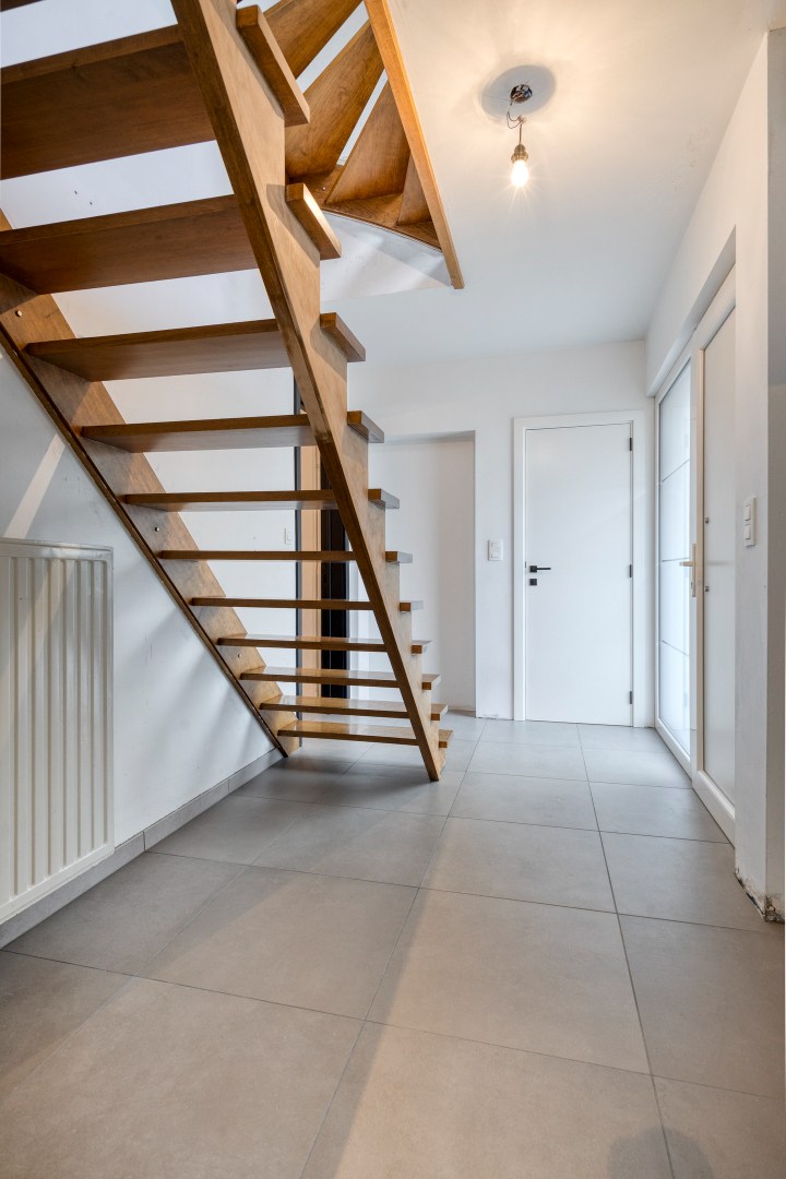 Halfopen bebouwing met 4 slaapkamers, garage en tuin vlakbij het centrum van Tienen – EPC 295 kWh/m² - bewoonbare opp. 178 m² - foto 2