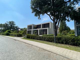 LOCATION<br />Situated on a quiet cul-de-sac, you can enjoy complete peace and quiet here, whilst all the main roads to and from Ghent are nearby. UZ Gent, Maria Middelares, the Zwijnaarde Technology Park and public transport are also in the immediate vicinity.<br /><br />LAYOUT<br />Upon entering the property, you find yourself in a well-maintained entrance hall providing access to all the rooms on the ground floor. Here you will find the fully equipped, high-quality kitchen with dining area. Through the large windows, there is direct access to the sunny terrace and the cosy garden. Furthermore, on this floor you will find a toilet, a first bedroom with an en-suite bathroom, and two further practical storage rooms. On the mezzanine level is the spacious open-plan living area, which is bathed in light thanks to the large windows. Adjacent to this is a pleasant terrace where you can relax in the morning sun. The first floor comprises two further full-sized bedrooms, a toilet and a second bathroom. In addition, a stylish home office has been integrated into the night hall. An added bonus is the spacious basement with a practical storage room and laundry area, featuring direct access to the underground car park.<br /><br />Rent: €2055/month for the property + €90/month for parking <br />Fixed costs: €45/month for garden maintenance<br />Available from 15 July 2026<br />Lease term: 9 years (option to rent through a company)<br />EPC: A rating - 28 kWh/m²<br />RESIDENCE REQUIRED
