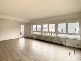 Ruim 3 slaapkamer appartement op de 3de verdieping (geen lift) midden in het centrum van Diest vlakbij de winkels, scholen, openbaar vervoer, ...Het...