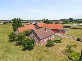 TOPGELEGEN charmante vierkantshoeve met bijgebouwen, op 1,6 hectare, prachtig open weids zicht! Zeer mooi gelegen, genietend van alle rust en...