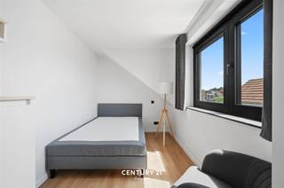 <p><strong>Welkom in deze stijlvolle studentenkamer van 22 m² op de tweede verdieping van het gebouw, gelegen in een rustige en groene omgeving in Heverlee.</strong> Deze kamer combineert comfort, functionaliteit en een moderne uitstraling, ideaal voor studenten die op zoek zijn naar een aangename woon- en studieplek.</p><p>Bij het binnenkomen valt meteen de lichtrijke en hedendaagse afwerking op. Dankzij de grote raampartijen geniet de kamer van veel natuurlijk licht en een open, aangename sfeer. Bovendien Bovendien is er een gemeenschappelijke tuin, waar je in alle rust kunt ontspannen.</p><p>De slaapruimte is praktisch ingericht en biedt voldoende bergruimte. De stijlvolle privébadkamer is uitgerust met een douche, lavabo en toilet.</p><p>Koken doe je in de gemeenschappelijke keuken, die voorzien is van alle moderne toestellen. Daarnaast beschikt elke kamer over een handig ontbijtblok met eigen koelkast en microgolfoven, wat extra comfort en gebruiksgemak biedt.</p><h3><strong><u>Troeven van deze studentenkamer</u></strong></h3><ul><li>Energiezuinig gebouw met EPC-label A (toekomstbestendig conform 2050)</li><li>Hoogwaardige en duurzame afwerking</li><li>Eigen badkamer met sanitair</li><li>Rustige, groene ligging met uitstekende bereikbaarheid</li><li>Op wandelafstand van station Heverlee</li><li>Nabij Campus Heverlee, KU Leuven en imec</li><li>Uitstekend verhuur- en investeringspotentieel</li></ul><p> </p><p>Een instapklare studentenkamer die comfort, kwaliteit en een toplocatie perfect combineert. Interesse? Bel of mail Jacky op 0495 53 46 49 of jacky@connect-immo.be</p><p>EPC 99 kWh/m² - label A - UC:3592235</p><p>Wg-Gdv-Gvv-Gvkr</p><p> </p>