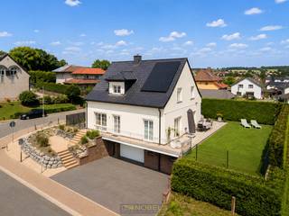 Ruime villa met <strong>VOLLEDIGE ONDERKELDERING (90M²)</strong> en een <strong>ZONOVERGOTEN TUIN</strong> op een rustige ligging. Voorzien van een gunstig EPC, met aanwezigheid van <strong>ISOLATIE EN 32 ZONNEPANELEN. </strong>Deze instapklare woning verwelkomt u via een royale inkomhal en biedt een aangename leefruimte met <strong>OVERVLOEDIGE LICHTINVAL</strong> die naadloos aansluit op de eetplaats en de <strong>VERNIEUWDE OPEN KEUKEN</strong>. Het grote kelderverdiep van <strong>CA. 90M²</strong> omvat een <strong>PRAKTISCHE BERGING</strong>, wasplaats, werkatelier en <strong>INPANDIGE GARAGE</strong>, wat zorgt voor uitzonderlijk <strong>VEEL OPSLAG- EN WERKRUIMTE</strong>. Op de verdieping bevinden zich <strong>DRIE RUIME SLAAPKAMERS </strong>met ingemaakte kasten, aparte dressing en een luxueuze badkamer uitgerust met zowel ligbad als ruime inloopdouche. Buiten geniet u van een ruime oprit, een zonnige tuin met een <strong>MOOI GROEN UITZICHT</strong> en een <strong>AANGENAAM TERRAS</strong> waar het heerlijk vertoeven is. De villa is gelegen in een <strong>RUSTIGE STRAAT</strong>, op korte afstand van het <strong>STATION</strong> en met vlotte verbindingen naar omliggende gemeenten en <strong>BELANGRIJKE INVALSWEGEN</strong>.<br /><br />Adres: Stikte 1 te Geraardsbergen (Moerbeke)<br /><br />Geen renovatieplicht; P-score: A, G-score: A; Bestuursmaatregelen in maatregelenregister: neen.