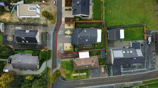 <strong>Ruime instapklare gezinswoning met 4 slaapkamers in Genk – 281m² woonplezier!</strong><br /><br />Ontdek deze ruime instapklare gezinswoning in het hart van Oud Waterschei (Genk) – ideaal gelegen nabij scholen, winkels, openbaar vervoer, sportcentrum en de autostrade. Met maar liefst 281m² bewoonbare oppervlakte, een volledige kelderverdieping en een perceel van 5a83, biedt deze woning alle ruimte en comfort die je gezin nodig heeft.<br /><br /><strong>Indeling</strong><br />Op het <strong>gelijkvloers </strong>verwelkomt de inkomhal je met een apart gastentoilet en een praktische bureauruimte – ideaal voor thuiswerk. De ruime woonkamer straalt gezelligheid uit en sluit naadloos aan op de moderne keuken. Verder vind je hier een douchekamer en een ruime inpandige garage.<br />Op de <strong>eerste </strong>verdieping zorgt de lichtrijke nachthal voor een open gevoel en krijg je toegang tot vier volwaardige slaapkamers en een ruime badkamer met alle comfort.<br />De woning is volledig <strong>onderkelderd</strong>, wat tal van mogelijkheden biedt: extra bergruimte, hobbyruimte of fitnessruimte – aan jou de keuze!<br /><strong>Buiten </strong>geniet je van een overdekt terras, perfect voor gezellige avonden in alle seizoenen, én parkeergelegenheid voor de deur.<br /><br /><strong>Extra troeven</strong>
<ul>
	<li>Overal ingebouwde rolluiken en vliegenramen</li>
	<li>Alarm- en camerasysteem voor extra veiligheid</li>
	<li>EPC-label C – energiezuinig en comfortabel wonen</li>
</ul>
<br /><strong>Ben je op zoek naar een ruime, instapklare woning op een toplocatie in Genk?</strong><br /><br />Interesse? Neem snel contact op en maak een afspraak voor een bezichtiging: 0496/174608 of katrien@hermania.be