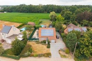 Voor verdere info of een bezoek in de woning: joeri.vandeven@homixx.be of 016 19 93 46.<br /><br />Met veel genoegen stellen wij deze charmante open bebouwing op een rustige toplocatie aan u voor. Deze woning blinkt uit door zijn ligging, en een mooi perceel van 20are!<br />Deze verrassend ruime gezinswoning combineert hedendaags wooncomfort op een doordachte wijze met een uitstekende energetische prestatie.<br /><br />Bij het betreden van de woning komt u via de inkomhal terecht in de gezellige leefruimte met recente achterbouw. Aansluitend bevindt zich de vernieuwde en volledig geïnstalleerde keuken, die erg praktisch is ingericht. De gelijkvloerse verdieping is verder uitgerust met een handige berging/wasplaats, én een ruime garage. De achterbouw geeft een prachtig overzicht over de tuin met zwembad, en het achterliggende groene perceel.<br /><br />De bovenverdieping biedt plaats aan maar liefst vier volwaardige slaapkamers en een verzorgde badkamer. Daarnaast is er een ruime zolder aanwezig die uitstekende opbergmogelijkheden biedt. <br /><br />De absolute uitblinker buiten is het prachtige zwembad met uitzicht op de achterliggende weide, wat zorgt voor een instant vakantiegevoel in eigen tuin. Dankzij de gunstige EPC-score B geniet u bovendien van een energiezuinige en toekomstgerichte thuis. De woning is intussen ook uitgerust met zonnepanelen, en van een airco.<br /><br />Kortom, een unieke kans om te wonen op een toplocatie boordevol charme. U laat deze kans toch niet liggen!