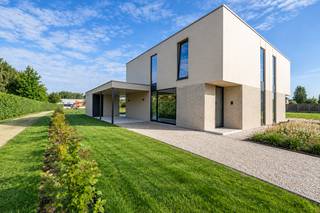 <p><strong><span>NIEUWBOUW IN HET GROEN, MET VOLLEDIGE VRIJHEID IN INDELING</span></strong></p>
<p><span>Op een rustige en groene toplocatie in Herselt worden vier moderne, energiezuinige halfopen woningen gerealiseerd. Dankzij de duurzame en uiterst stevige betonconstructie geniet u niet alleen van een kwalitatieve woning, maar krijgt u bovendien een grote vrijheid bij de inrichting.<br /><br /></span><strong></strong></p>
<h3><span>Uw woning, volledig afgestemd op uw wensen</span></h3>
<p><br /><span>De indeling van de eerste verdieping kan nog volledig vrij worden gekozen. Droomt u van twee ruime slaapkamers, drie slaapkamers of liever vier? De mogelijkheden zijn er. Zo creëert u vanaf het begin een woning die perfect aansluit bij uw gezin en levensstijl.</span></p>
<p><span>De woningen worden aangeboden </span><strong><span>casco of volledig instapklaar</span></strong><span>. U kiest dus zelf hoeveel u uit handen wilt geven. Wenst u extra ontzorging? Dan begeleiden we u graag bij de technieken en de volledige binnenafwerking. Ook de keuken, badkamer en vloeren kunnen naar eigen smaak worden gekozen.<br /><br /></span></p>
<h3><span>Energiezuinig en comfortabel wonen<br /><br /></span></h3>
<p><span>De woningen zijn ontworpen met het oog op hedendaags wooncomfort en een laag energieverbruik. Met een </span><strong><span>E-peil van -8, </span></strong>dankzij<strong><span> </span></strong><span>zonnepanelen, een warmtepomp en een ventilatiesysteem bent u verzekerd van een bijzonder energiezuinige en toekomstgerichte woning.</span></p>
<p><span>De ruime leefruimtes genieten dankzij de grote raampartijen van een aangename natuurlijke lichtinval en staan rechtstreeks in verbinding met de tuin. Zo haalt u het groene karakter van de omgeving ook letterlijk naar binnen.</span></p>
<h3><span>Alles dichtbij, natuur om de hoek<br /><br /></span></h3>
<p><span>De ligging combineert het beste van twee werelden. Het centrum van Herselt, winkels, scholen en sportaccommodatie bevinden zich allemaal op minder dan </span><strong><span>300 meter</span></strong><span>. Tegelijkertijd wandelt of fietst u zo de natuur in, met de prachtige landschappen en routes van </span><strong><span>de Merode</span></strong><span> vlakbij.</span></p>
<p><span>Ook pendelaars genieten van een vlotte bereikbaarheid: de oprit van de </span><strong><span>E313 ligt op ongeveer 10 km</span></strong><span>, met een goede verbinding richting Antwerpen, Hasselt en Leuven.<br /><br /></span></p>
<h3><span>Belangrijkste troeven</span></h3>
<ul>
<li><span>Vier moderne, energiezuinige halfopen nieuwbouwwoningen</span></li>
<li><strong><span>E-peil -8 dankzij </span></strong><span>Zonnepanelen, warmtepomp en ventilatiesysteem</span></li>
<li><span>Duurzame en uiterst stevige betonconstructie</span></li>
<li><strong><span>Vrij te kiezen indeling van de eerste verdieping; </span></strong><span>Mogelijkheid tot 2, 3 of 4 slaapkamers</span></li>
<li><span>Ruime en lichtrijke leefruimtes met toegang tot de tuin</span></li>
<li><strong><span>volledig instapklaar</span></strong></li>
<li><span>Plannen en lastenboek beschikbaar</span></li>
<li><strong><span>6% btw mogelijk onder bepaalde voorwaarden</span></strong></li>
</ul>
<p><strong><span>Een energiezuinige nieuwbouwwoning met maximale vrijheid, op een rustige en groene locatie waar alles binnen handbereik ligt.</span></strong></p>
<p><span>Interesse in één van deze woningen? </span><strong><span>Contacteer ons voor de plannen, het lastenboek en meer informatie.</span></strong></p>