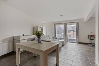 <p><span>Lichtrijk appartement in het hart van Halle.</span></p><p><span>Indeling : op het 3de verdiep met lift:</span></p><p><span>Inkomhal met wc en berging, ruime lichtrijke woonkamer (45m²) met open ingerichte keuken en terras met 2 bergruimtes.</span></p><p><span>Nachthal, badkamer met douche, dubbele wastafel en aansluitingen wasmachine.</span></p><p><span> 2 ruime kamers (16,5m² & 12,6m²).</span></p><p><span>Mogelijks verminderde registratierechten aan 2%!</span></p><p><span>Overdekte staanplaats + 25.000 €.</span></p><p><span>Zeer goed gelegen, in het winkelcentrum maar goed bereikbaar met openbaar vervoer en de wagen.</span></p><p><span> </span></p><p><span> </span></p><p><span> </span></p><p><span> </span></p><p><span> </span></p>