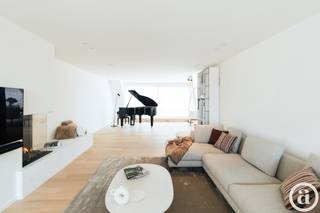 Bel appartement en duplex ensoleillé, doté de terrasses spacieuses et offrant une vue latérale sur la mer, à quelques pas de la digue de Knokke.<br />Depuis l'entrée, équipée de toilettes pour invités, d'un vestiaire et d'une buanderie spacieuse, on accède au salon spacieux et très lumineux qui s'ouvre directement sur les deux terrasses (orientées sud et est) offrant une vue latérale sur la mer. Grâce aux nombreuses et grandes baies vitrées (orientées sud, est et ouest), le salon, la salle à manger, le coin salon, la cuisine et le bureau bénéficient d’une luminosité exceptionnelle et d’un ensoleillement généreux.<br />Le coin salon, spacieux et ensoleillé, est équipé d’une cheminée à gaz encastrée et de nombreux placards sur mesure. Grâce aux baies vitrées orientées à la fois vers l’est et le sud-ouest, le coin salon baigne dans une lumière exceptionnelle.<br />Une magnifique cuisine ouverte aux finitions haut de gamme en marbre, équipée d’appareils électroménagers Miele, d’un îlot convivial avec des tabourets de bar et de deux grands réfrigérateurs américains encastrés. La cuisine donne directement accès à une terrasse orientée plein sud-ouest. À côté de la cuisine se trouve un vaste espace bureau doté de nombreux placards sur mesure, donnant également sur la terrasse orientée sud.<br />Un magnifique escalier mène à l’étage.<br />La spacieuse chambre principale dispose de très nombreux placards sur mesure en chêne, d’un grand meuble TV mural et d’une salle de bains attenante spacieuse avec WC, douche à l’italienne, lavabo, le tout revêtu d’un magnifique Mortex. La deuxième chambre à part entière est équipée d’un lit double et de beaux placards sur mesure en chêne. La troisième chambre est équipée de lits superposés encastrés, d’un lit simple séparé et d’une salle de bains attenante avec douche à l’italienne, WC et lavabo, le tout en finition Mortex. Cette chambre peut également être aménagée en chambre à part entière avec un lit double.
<p>Nous serions ravis de vous accueillir !</p>