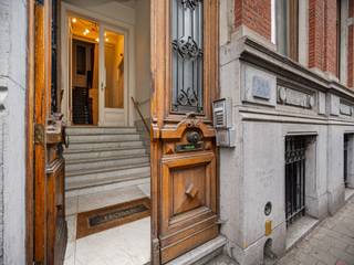 In het hart van Gent, op wandelafstand van het historische centrum, bevindt zich dit bijzonder lichtrijk en karaktervol herenhuis uit 1906,...