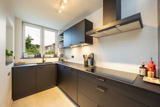 Rust, groen en privacy staan centraal bij deze stijlvolle bel-étage in de Koudebeekstraat, gelegen in een rustige doodlopende straat met veel groen recht tegenover de woning. Dit zorgt voor een bijzonder aangename woonomgeving en een uitzonderlijk gevoel van privacy. Ook het geliefde Boekenbergpark en het Rivierenhof bevinden zich vlakbij.<br />De instapklare woning combineert een warme, hedendaagse inrichting met veel licht en comfort. De lichtrijke leefruimte vormt het hart van de woning en beschikt naast een ruime zithoek ook over een gezellige koffiehoek. Aansluitend bevinden zich de eetruimte, moderne keuken en het terras, waardoor de verschillende leefruimtes mooi in elkaar overvloeien.<br />Op de tweede verdieping bevinden zich 3 slaapkamers en een badkamer. Het gelijkvloers beschikt over een garage, bureel, wasplaats en apart toilet. Het bureel is dankzij de grote raamdeuren een aangename plek om te werken, met zicht op de tuin van ±70m² (west-georiënteerd) en het omliggende groen. Deze polyvalente ruimte kan bovendien ingericht worden als extra slaapkamer, hobby- of speelkamer, waardoor een indeling met 4 slaapkamers mogelijk is.<br />Verder beschikt de woning over een elektrische laadpaal. Het dak werd in 2026 gerenoveerd en er werd een nieuwe verwarmingsketel geplaatst.<br />Een stijlvolle, instapklare bel-étage met garage, tuin, laadpaal en de mogelijkheid tot 4 slaapkamers, gelegen op een rustige en groene topligging.