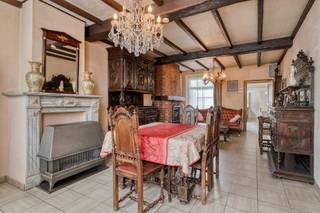 ruime woning is gelegen op de Gentseweg in Sint Eloois Vijve. Voor de deur vind je meerdere parkingplaatsen en er is een uitweg achteraan die uitkomt op de nieuwe verkaveling Spechtenstraat.<br />De tuin achteraan is 295 m² en er is een potentiële bouwgrond na verkavelen.<br /><br />De woning is op het gelijkvloers voorzien van een ruime living, eetplaats met achterliggende keuken die uitkijkt op het binnenplein. Daarnaast hebben we ook nog de wasberging, badkamer, ruime loods van 70 m² en vooraan een grote garage die de loods bereikbaar maakt.<br />Ideaal voor een zelfstandige of klusser.<br /><br />Op het eerste verdiep vinden we 3 slaapkamers, toilet en een bureau ruimte. De zolder werd ingericht met 2 slaapkamers en een berging.<br /><br /><strong>Troeven:</strong>
<ul><li>Gevel vernieuwd en geïsoleerd </li><li>Ruime loods</li><li>Bouwgrond mogelijk na verkavelen.</li><li>5 slaapkamers en mogelijkheid tot 6</li></ul>
<strong>Deze woning staat te koop aan een vanaf prijs doe gerust een hoger bod.</strong><br /><br /><strong>Heeft u vragen of interesse neem dan contact op Jérôme 0472/61.10.10</strong>