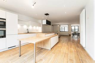 TOPPER! RUIM volledig gerenoveerd ENERGIEZUINIG APPARTEMENT met GROOT TERRAS van 65 m2 en 2 SLK. Goedgelegen in het centrum! Mogelijkheid om...