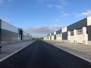 <div>
<section>
<div>
<div>
<div>
<div>
<div>
<div>
<p>Instapklare KMO-unit van ca. 150 m² te koop in Houthalen, voorzien van een sectionaalpoort en een vrije hoogte van 6 meter. Strategisch gelegen nabij de N76 en E314, met eigen parkeermogelijkheid en tal van technische voorzieningen. Niet geschikt voor autogerelateerde activiteiten</p>
</div>
</div>
</div>
</div>
<div></div>
<div>
<div>-Oppervlakte ca. 150 m²<br />-Vrije hoogte ca. 6 meter<br />-Sectionaalpoort ca. 4,2 m hoog en 4 m breed<br />-Aparte toegangsdeur aanwezig<br />-Stevige betonnen vloer met hoog draagvermogen<br />-Dakramen voor natuurlijke lichtinval<br />-Mogelijkheid tot kantoorruimte<br />-Aansluitingen voor 220V en 380V<br />-Drinkwater en regenwater aanwezig<br />-Voorziening voor sanitair<br />-Mogelijkheid tot centrale verwarming<br />-Internet aanwezig<br />-Afgesloten terrein met toegangspoort<br />-Eigen parkeergelegenheid, 3 plaatsen<br />-Strategisch gelegen in Houthalen</div>
</div>
</div>
</div>
</section>
</div>
<div></div>