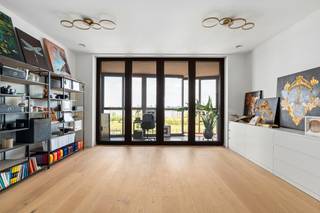 <p><strong>Te koop: Stijlvol appartement op toplocatie in Nieuw Zuid Antwerpen</strong><br /><br />Ontdek dit prachtig appartement aan de Ledeganckkaai, gelegen in het bruisende Nieuw Zuid. U geniet hier van een uniek uitzicht op de Schelde én het Zuidpark vlak om de hoek.<br />De ligging in Nieuw Zuid is een absolute meerwaarde: een moderne, groene en rustige buurt. Op wandelafstand vindt u onder andere bakkerij Delafaille, een Carrefour Express en trendy hotspots zoals Barchel. <br /><br />Dit recent gebouwde appartement (2024) is volledig instapklaar en afgewerkt met kwalitatieve, moderne materialen. Bovendien woont u hier bijzonder energiezuinig en comfortabel.<br /><br />Een grote troef is het inpandige terras, waar u het hele jaar door kan genieten van het mooie uitzicht in alle rust.<br /><br /><strong>Indeling:</strong><br />Inkomhal, lichtrijke woonkamer met open en volledig uitgeruste keuken, aansluitend het terras, een badkamer met douche, wastafel en toilet, en een gezellige slaaphoek.</p>

<p><strong>Troeven:</strong></p>

<ul><li>Topligging in Nieuw Zuid</li><li>Zicht op Schelde en groen</li><li>Instapklaar en recent gebouw</li><li>Zeer energiezuinig en vloerverwarming</li></ul>

<p>Ideaal voor wie comfortabel en stijlvol wil wonen op een toplocatie in Antwerpen. Interesse? Contacteer ons voor een bezoek!</p>