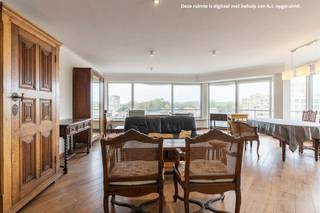 <p><strong>[[ DIT PAND NEEMT DEEL AAN DE ERA OPEN HUIZEN DAG OP 19/9 VAN 11:00 TOT 12:00 ]]</strong><br /><strong>De Panne: Ruim 3-slaapkamerappartement met open zicht op de Markt! </strong><br /><br />Op zoek naar een ruim appartement met 3 volwaardige slaapkamers, veel lichtinval en een centrale ligging? Dit appartement op de 6de verdieping bevindt zich op een toplocatie aan de Markt van De Panne en geniet dankzij de vele ramen van een aangename lichtinval en een open zicht over de Markt.<br />De ruime leefruimte vormt het hart van het appartement en wordt omringd door ramen, waardoor je hier volop geniet van natuurlijk licht en een prachtig uitzicht.<br /><br /><strong>Indeling:</strong><br />Het appartement omvat een inkomhal, een ruime en lichtrijke woonkamer met open zicht over de Markt, een keuken, een badkamer met douche, een apart toilet en 3 volwaardige slaapkamers. Daarnaast beschikt het appartement over een private kelderberging, ideaal voor extra opslagruimte.<br /><br /><strong>Troeven:</strong></p>

<ul><li>3 volwaardige slaapkamers</li><li>Open zicht over de Markt van De Panne</li><li>Centrale en uiterst praktische ligging</li></ul>

<p>Contacteer ons vandaag nog voor meer informatie!</p>