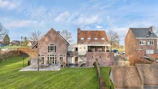 Voor meer info of een bezoek, bel 054 69 39 37 - Deze uitzonderlijke eigendom, afgewerkt met kwalitatieve materialen en gelegen op een perceel...