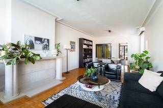 Lichtrijk 3 slpk appartement met terras<br /><br />Locatie<br />Gelegen aan de Luitenant Lippenslaan bevindt dit appartement zich op een strategische locatie in Extramuros Borgerhout. Je geniet hier van een vlotte verbinding naar het centrum van Antwerpen, zowel met de wagen als met het openbaar vervoer. Winkels en grootwarenhuizen bevinden zich op wandelafstand, terwijl de belangrijkste autosnelwegen snel en eenvoudig bereikbaar zijn. Met een Mobiscore van 9,5/10 is dit de ideale uitvalsbasis voor wie comfortabel en centraal wil wonen.<br /><br />Beschrijving<br />Dit instapklare appartement is gelegen op de 1ste verdieping van een verzorgd gebouw en verwelkomt je via een ruime inkomhal met vestiaire, die toegang biedt tot alle vertrekken. De leefruimte straalt warmte en gezelligheid uit dankzij de mooie parketvloer, het overvloedige daglicht en de aangename indeling. De recent vernieuwde keuken is modern en functioneel ingericht en biedt directe toegang tot het gezellige inpandige terras. Verder beschikt het appartement over drie volwaardige slaapkamers, elk met voldoende ruimte en lichtinval, perfect als slaap-, werk- of hobbykamer. De badkamer is uitgerust met een douche en er is tevens een apart toilet aanwezig voor extra comfort. Tot slot is er nog een privatieve kelderberging.<br /><br />Bijzonderheden<br />- Conforme elektriciteit<br />- Huidige maandelijkse lasten: +-267 euro (incl.: voorschot water, voorschot verwarming, professionele syndicus, blokpolis, wekelijkse poets gemeensch. delen, elektriciteit gemeensch. delen, nazicht brandblusapparaten, poets ramen voorzijde, onderhoud en keuring lift)<br />- Aparte meter: elektriciteit<br />- Fietsenberging<br /><br />Verplichte vermeldingen<br />EPC: 449 kWh/m²<br />P-score: A<br />G-score: A<br />Stedenbouwkundige inlichtingen: Wg, Gvg, Gvv, Gmo, Gvkr<br />Dit pand kan onderhevig zijn aan de renovatieverplichting die door de Vlaamse overheid wordt opgelegd voor residentiële gebouwen. Consulteer voor meer informatie de website van het Vlaams Energie- en Klimaatagentschap via https://www.vlaanderen.be/een-woning-kopen/renovatieverplichting-voor-residentiele-gebouwen-vanaf-2023.