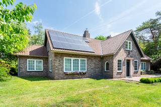 In een groene, doodlopende villawijk in Brasschaat wacht Dopheidelaan 12: een royale villa op 2.520 m² met zwembad en een uniek, wijds uitzicht op achterliggende weilanden. Je komt binnen via een indrukwekkende hal en geniet van een lichtrijke doorzonleefruimte, open keuken met zicht op tuin en water, en een ruime bijkeuken met extra bergruimte. Een aparte bureauruimte maakt thuiswerk of een vrij beroep mogelijk. Boven vind je 4 ruime slaapkamers en 2 badkamers, met volop plaats voor gezin en gasten. Het grote poolhouse met sanitair biedt extra mogelijkheden als studio, hobbyruimte of assistentiewoning. EPC 181 kWh/m² (label B), geen renovatieverplichting: een sterke basis die je eenvoudig naar eigen smaak opfrist. Verplichte vermeldingen: EPC: 181 kWh/m² / P-score: C / G-score: A / Vg- Wg - Gmo- Gvkr - Vv