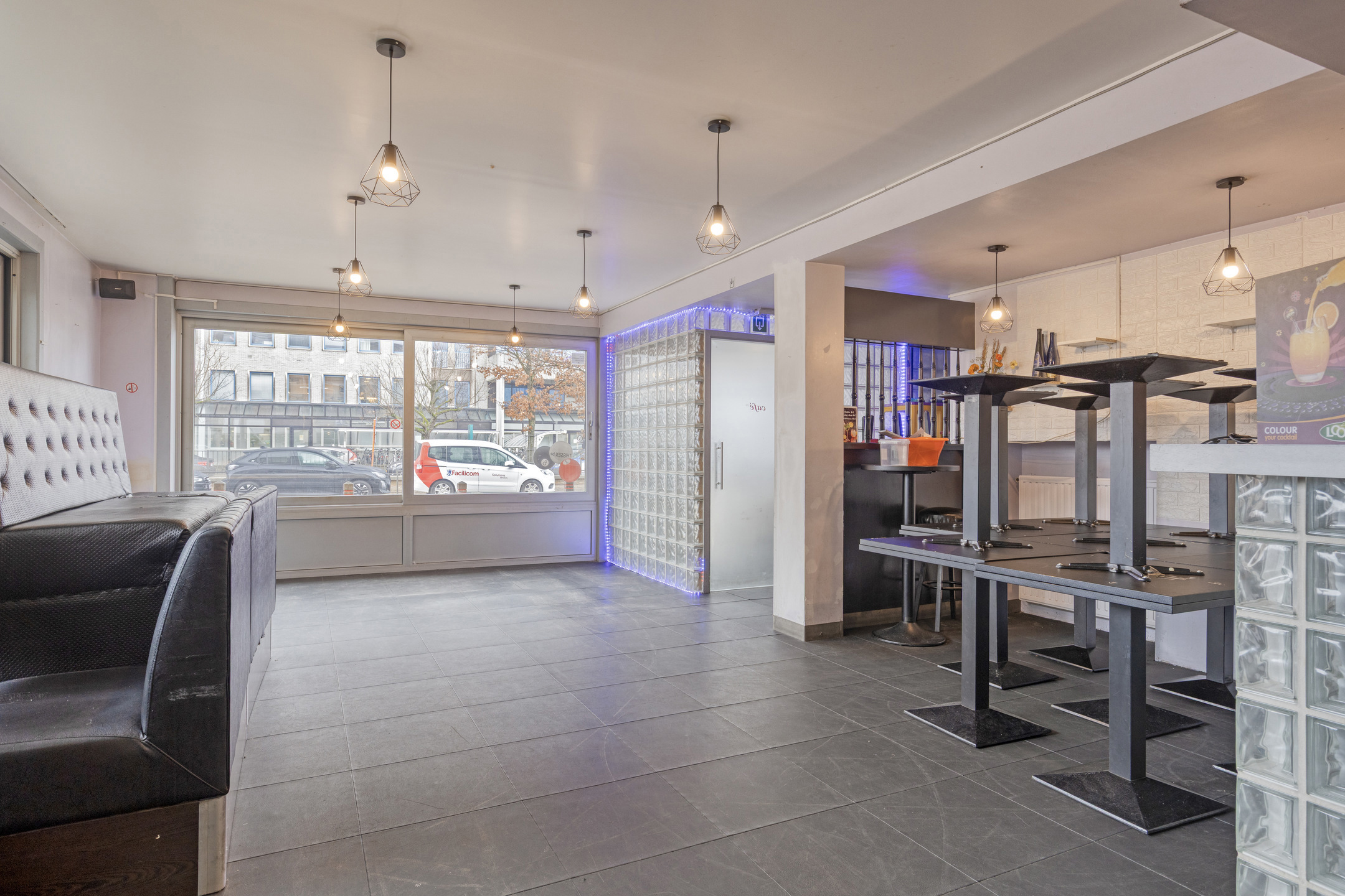 Handelsruimte met 2 parkings, recht tegenover AZ Monica. - foto 2