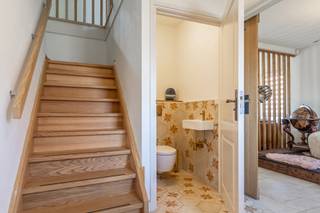 Bent u op zoek naar een volledig gerenoveerde woning waar comfort, ruimte en functionaliteit centraal staan? <br />Deze eigentijdse woning, gelegen in de rustige Toekomststraat 23 te Kessenich, werd in 2021 grondig vernieuwd en bevindt zich op een perceel van 585 m² en heeft een bruikbare oppervlakte van 170 m2 (volgens EPC)<br /><br />Interesse? Neem <strong>rechtstreeks contact op met de eigenaar</strong>: via <strong>mimi@meerinfo.immo</strong> of bel <strong>+31/614.316.306</strong><br /><br /><span><strong>Indeling:</strong></span><br />Bij het betreden van de woning komt u in een verzorgde inkomhal met gastentoilet en lavabo. <br />De lichtrijke leefruimte sluit naadloos aan op de moderne keuken en biedt een aangename cosy woonbeleving. <br />Gelijkvloers bevindt zich een polyvalente ruimte die perfect kan dienen als praktijkruimte, bureau of als eetkamer.<br /><br />Op de eerste verdieping beschikt de woning over drie volwaardige en ruime slaapkamers. <br />Daarnaast is er een apart toilet met lavabo en een comfortabele badkamer uitgerust met dubbele lavabo en ligbad, en ruime inloopdouche.<br /><br /><span><strong>Troeven:</strong></span><br />- Volledig gerenoveerd in 2021 – instapklaar<br />- EPC-label C<br />- Zonnepanelen (18 stuks)<br />- Rolluiken boven en onder (grotendeels elektrisch)<br />- Deels vloerverwarming<br />- Terras van ca. 60 m²<br />- Zuidgerichte tuin<br />- Perceel van 585 m²<br />- Ruime droge voorraadkelder van 9 m2<br /><br /><span><strong>Omgeving:</strong></span><br />De woning is gelegen in een rustige, residentiële straat in Kessenich, een charmant Maasdorp met een groen en landelijk karakter. <br />U geniet van talrijke wandel- en fietsroutes langs de Maas en omliggende natuurgebieden. Op een boogscheut van het mooie dorpje Thorn Nederland.<br />Voorzieningen zoals winkels, scholen en verbindingswegen zijn vlot bereikbaar.<br /><br /><strong>Kortom:</strong><br />Een ideale gezinswoning of combinatie wonen/werken op een rustige locatie, met alle moderne comfort en een uitstekende staat van afwerking.<br /><br />Interesse? Neem <strong>rechtstreeks contact op met de eigenaar</strong>: via <strong>mimi@meerinfo.immo</strong> of bel <strong>+31/614.316.306</strong>