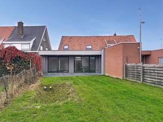 Volledig afgewerkte halfopen woning op een centrale locatie, bestaande uit een inkomhal met gastentoilet, ruime slaapkamer of polyvalente...