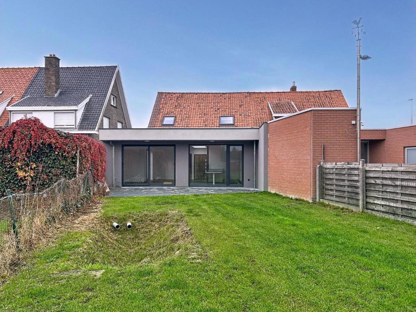 Woning op 592 m² met 3 slaapkamers en grote tuin met uitweg - foto 3