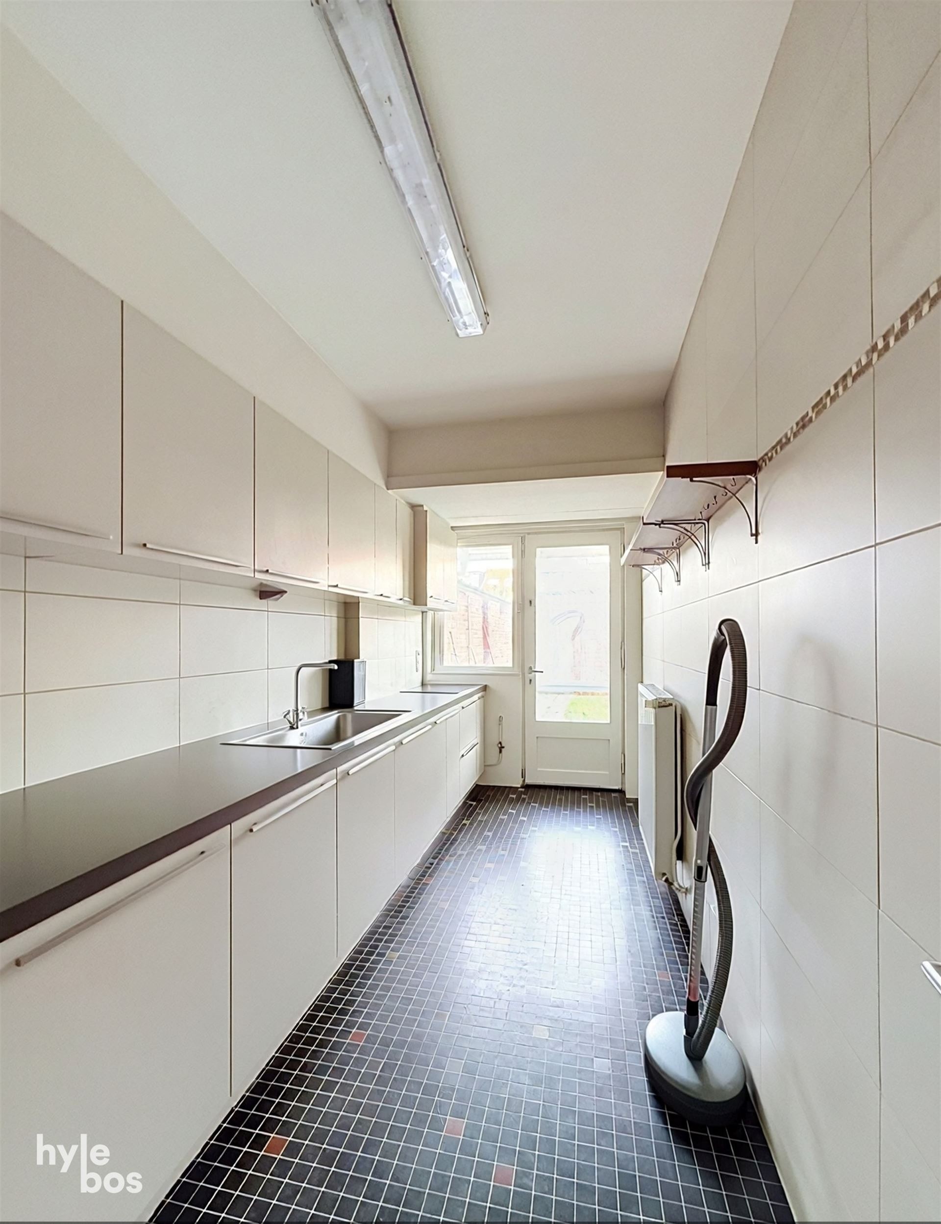 Centraal gelegen, zeer ruim drie slaapkamer appartement met stadstuin en garage - foto 4