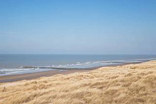 <p>In Bredene aan Zee bieden wij te koop aan: <br /><strong>Comfortabele en instapklare vakantiewoningen</strong> voor eigen gebruik of investering. Deze woningen combineren ruimte, licht en hedendaags wooncomfort op een topligging aan de kust.</p>
<p>Deze modelwoning beschikt over <strong>drie volwaardige slaapkamers</strong>, een stijlvolle <strong>badkamer</strong>, een <strong>ruime leefruimte met open, volledig uitgeruste keuken</strong>, een <strong>grote berging</strong>, een <strong>apart gastentoilet</strong> en een <strong>technische ruimte</strong>. Dankzij de doordachte indeling geniet u van optimaal wooncomfort, zowel voor eigen gebruik als voor vakantieverhuur.</p>
<p>Aan de <strong>zuidzijde van de woning</strong> bevindt zich een <strong>ruim buitenterras</strong>, ideaal om in alle rust te genieten van de zon. De woning is binnenin <strong>volledig geschilderd</strong>, afgewerkt met kwaliteitsmaterialen en voorzien van <strong>alle moderne comfort</strong>.</p>
<p>Daarnaast kan de woning <strong>aangekocht worden inclusief meubels</strong> (tegen meerkost), waardoor ze volledig instapklaar is en meteen klaar voor gebruik of verhuur.</p>
<p><strong>De Strandloper</strong> staat garant voor zorgeloos genieten aan zee, in een hedendaagse en duurzame woonomgeving.</p>