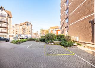 Parking te huur in de residentie 't Hoge te Koksijde-Bad. <br /><br />De buitenparking heeft volgende afmetingen:<br />Diepte: 5m00<br />Breedte: 2m75<br /><br />De inrit bevindt zich op het gelijkvloers en is zeer gemakkelijk.<br /><br />Op zoek naar een parking in Koksijde-Bad? Contacteer ons dan zeker voor deze buitenkans!