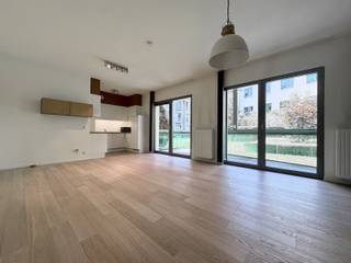 <p><span>BRUSSEL / CONGRESS - Ideaal gelegen in een rustige straat vlakbij het Stripmuseum, prachtig appartement van 97m2 + terras. Het biedt: een hal met garderobe, apart toilet en wasruimte, een grote woon/eetkamer van 60 m² met een volledig uitgeruste open keuken, twee slaapkamers (10 m² en 16 m²), een badkamer met dubbele wastafels en een kelder. Gemeenschappelijke kosten: 110 €/maand. EPB: D. U zult verleid worden door het terras, de locatie en de helderheid! </span>Onmiddellijk bezoeken.</p>