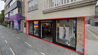 Moderne commerciële ruimte te huur, met een oppervlakte van ca. 265 m² in het centrum van Mol. <br />Dit pand bestaat uit een winkelruimte, inclusief pasruimte en keukentje. <br />Verder is er nog een bergruimte in de kelder.  (ca. 32 m2)<br />De berging in de kelder is via de lift te bereiken.<br />GEEN horeca toegelaten. <br />Het betreft een hoekpand tegenover REX schouwburg/ Cultuurcentrum Mol. <br />Bevoorrading en levering is mogelijk langs zijkant gebouw. <br />De huurprijs bedraagt 2.750 euro per maand. <br />Onroerende voorheffing ten laste van de huurder. <br />EPC LABEL B. <br /><br />Benieuwd naar dit bedrijfsvastgoed te huur regio Mol? Contacteer info@immodelestre.be of 054 33 62 52. <br />www.immodelestre.be<br /><br />