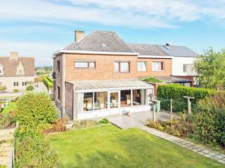 Deze ruime halfopen bebouwing van het type bel-étage werd gebouwd omstreeks 1974 en bevindt zich langs de immer rustige Hoevestraat te Erwetegem. De woning is vlot bereikbaar, winkels, scholen, openbaar vervoer, het ziekenhuis, ... bevinden zich vlakbij! De woning werd zeer stevig en kwalitatief gebouwd en verkeert in een goed onderhouden staat.<br />Indeling: gelijkvloers: inkomhal, L-vormige leefruimte met eetplaats, ruime leefkeuken, berging met toilet en douchecabine, veranda. Er is een zeer leuke zuidoost georiënteerde tuinzone met terras en tuinhuis.<br />Eerste verdieping: 4 slaapkamers, badkamer met ligbad, lavabo en bidet, afzonderlijk toilet. Er is nog een zolder (bereikbaar via valluik, zoldervloer geïsoleerd).<br />Kelderverdieping: garage voor 1 wagen met automatische sectionale poort, was- en verwarmingskelder, kelder voor provisie, berging, ... <br />IDEALE OPPORTUNITEIT VOOR WIE RUSTIG EN RUIM WENST TE WONEN!!<br />Centrale verwarming aardgas, houten ramen met dubbel glas, constructie volledig in beton, zoldervloer geïsoleerd, EPC: 346 kWh/(m² jaar), energielabel D (geen renovatieplicht), bewoonbare oppervlakte volgens EPC: 191 m² (kelder, zolder en veranda niet meegerekend), KI: €1.006, elektrische installatie niet conform het AREI. <br />Woongebieden met landelijk karakter, vergunning uitgereikt, geen rechterlijke of bestuurlijke maatregel opgelegd, geen voorkooprecht, verkavelingsvergunning uitgereikt. Geen risicozone voor overstromingen, P-score A, G-score A. <br />U kan de beschikbare attesten bij verkoop downloaden via de website janssens-leroy.be.