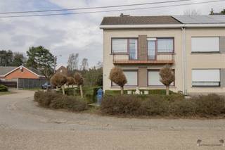 Spacious HOB to renovate with 3 bedrooms and spacious attic with possibilities. Ground floor: ...