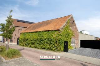 Schuur met potentieel tot woning op topligging in Walfergem (Asse). Bent u op zoek naar een uniek renovatieproject met tal van mogelijkheden? Dan is deze constructie, momenteel ingericht als schuur, beslist een bezoek waard. Het gebouw is gelegen op een perceel van 2 are 52 centiare en beschikt over een ruime gevelbreedte van circa 12,80 meter en een perceeldiepte van ongeveer 22 meter. Recht van overgang op de toegang naar de woning links van de eigendom.Dankzij deze interessante afmetingen vormt het pand een uitstekende basis voor de realisatie van een eengezinswoning (onder voorbehoud van de vereiste vergunningen). Een belangrijke troef is dat de gemeente reeds een gunstig principieel oordeel heeft gegeven voor de functiewijziging van handelswoning naar woning, wat interessante perspectieven biedt voor kandidaat-renoveerders of zelfbouwers. Het pand beschikt over een EPC-label F, waardoor de energetische renovatieverplichting van toepassing is. De koper dient het gebouw binnen de zes jaar na de notariële akte energetisch te renoveren tot minstens EPC-label D, overeenkomstig de geldende Vlaamse regelgeving. Niet opgenomen in het maatregelenregister. De ligging is bovendien uitstekend: in het landelijke Walfergem (Asse), met een vlotte verbinding naar het centrum van Asse, Brussel en de belangrijke invalswegen. Winkels, scholen en openbaar vervoer bevinden zich eveneens in de nabije omgeving. Wenst u meer informatie of een bezoek ter plaatse? Contacteer Structura op 02/460.80.46 of info@structura.be