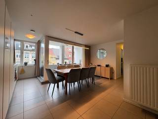 <p>BEZOEK GEWENST? Vraag uw bezoek eenvoudig online aan via www.immodavinci.be.<br /><br />Ligging<br /><br />Dit ruime appartement is uitstekend gelegen aan de Kortrijksesteenweg in Gent, op korte afstand van het Sint-Pietersstation. Dankzij de centrale ligging zijn openbaar vervoer, winkels, scholen, horeca en het centrum van Gent vlot bereikbaar. Ook de belangrijke invalswegen zijn eenvoudig bereikbaar. Een ideale locatie voor wie comfortabel en centraal wil wonen.<br /><br />Indeling<br /><br />Met een bewoonbare oppervlakte van maar liefst 110 m² biedt het appartement bijzonder veel ruimte en comfort. De ruime leefruimte sluit aan op de eetplaats en geniet dankzij de grote raampartijen van aangename lichtinval. Vanuit de leefruimte is er toegang tot het terras. De volledig geïnstalleerde keuken beschikt over alle nodige toestellen en aansluitend is er een praktische berging in het appartement.<br /><br />Het appartement beschikt over twee ruime slaapkamers en een badkamer uitgerust met zowel een bad als een douche. <br /><br />De ondergrondse staanplaats is bij te huren aan €85.<br /><br />Gemene lasten: 80 EUR/ maand<br />Voorschot verwarming: 80 EUR/maand<br />Elektriciteit en water apart<br />Beschikbaar vanaf 1 november, na uitvoering van de schilderwerken.<br /><br />Troeven<br /><br />110m² bewoonbare oppervlakte<br />EPC B <br />Locatie <br />Terras</p>