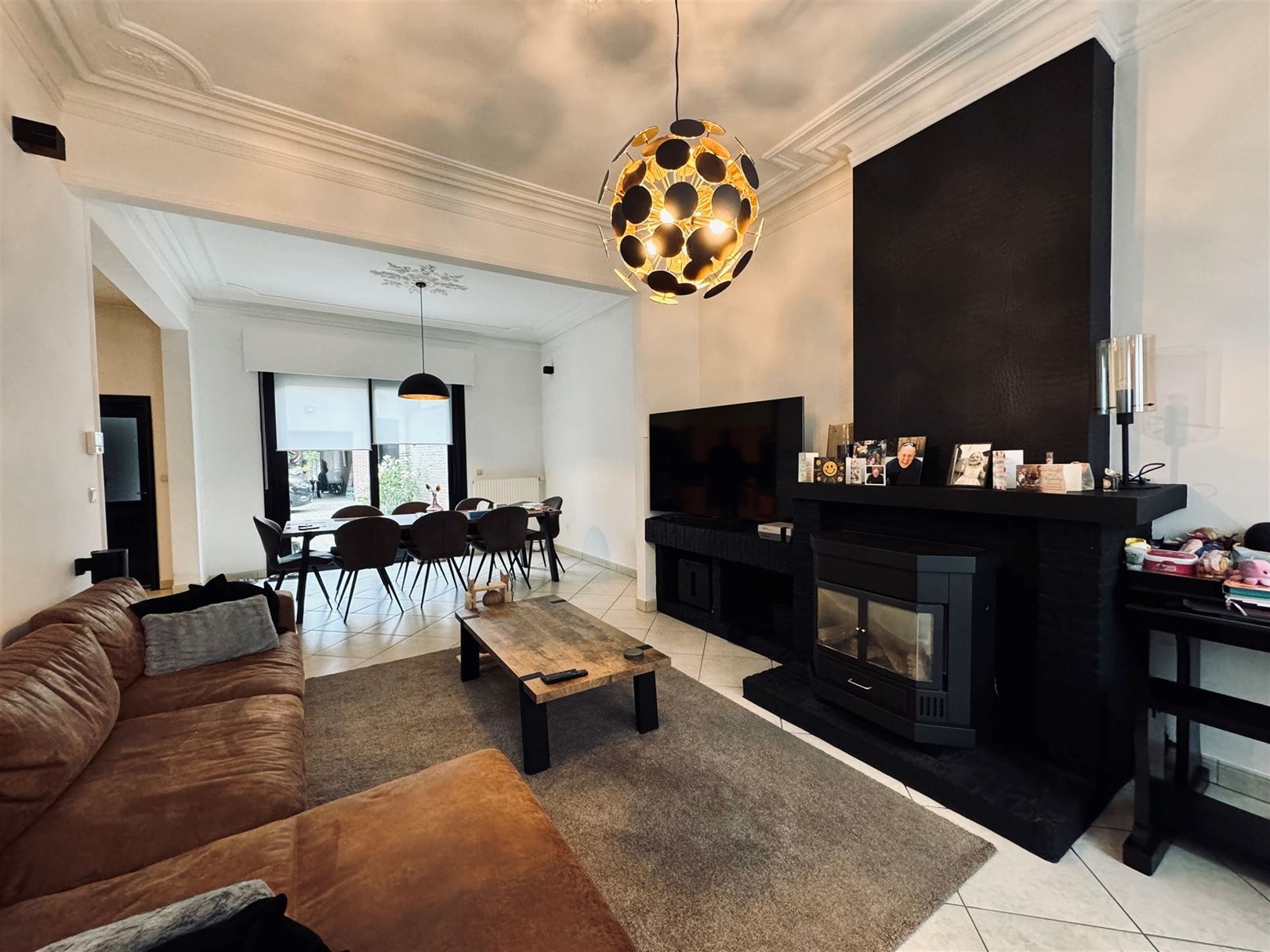 Woning met drie slaapkamers en garages/opslagplaatsen - foto 2