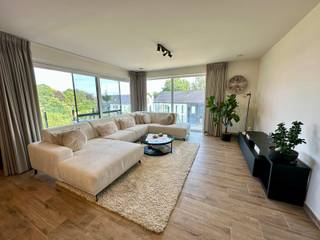 In het agrarisch gebied omheen de 'Van Mossevelde molen' bevindt zich dit recent appartement, gelegen op de 2de verdieping en toegankelijk via de lift. Met een bewoonbare oppervlakte van 95 m² heeft deze de volgende indeling: inkomhal/nachthal, aparte toilet, ruime en lichtrijke leefruimte met open ingerichte keuken voorzien van keramische kookplaat, dampkap, enkele spoelbak, vaatwasmachine, oven, microgolfoven en ruime koelkast met vriesvak, aansluitend de berging/wasplaats (voorzien van cv-installatie, ventilatiesysteem en aansluiting voor wasmachine en droogkast). Vanuit de leefruimte heeft men toegang tot het zongerichte terras voorzien van een handige terrasberging. Daarnaast zijn er nog 2 slaapkamers (waarvan één voorzien van een grote inbouwkast) en de badkamer met een dubbele lavabo en inloopdouche. In overleg met de huidige huurders is er mogelijkheid tot overname van de meubels. De gemeenschappelijke lasten bedragen 75€/maand. De huurprijs is inclusief een individuele dubbele garage. Dit appartement bevindt zich op een toplocatie in de stadsrand van Aalst met alle verbindingswegen (E40 en N9), winkels, scholen en bushaltes in de onmiddellijke omgeving. Doch kan u hier genieten van alle rust en groen waarmee deze verkaveling omgeven is. EXTRA TROEVEN: Veel licht en ruimtelijk gevoel | Gordijnen en verlichting reeds aanwezig | Individuele dubbele ondergrondse garage | Voldoet aan de meest recente energienormen (E-peil 34)| Vrij vanaf 01/09/2026! Heeft u interesse in dit appartement? Aarzel niet en mail naar affligem@immoaccenta.be