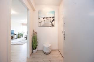 <p><strong>Dit lichtrijke appartement</strong> ligt op een strategische locatie vlak bij invalswegen, scholen, winkels en openbaar vervoer. Je geniet van een uitstekende bereikbaarheid en een comfortabele woonomgeving.</p><p><br /></p><p><strong>Het appartement bestaat uit</strong> een inkomhal – een ruime woonkamer op parket – een aparte keuken met inductie kookvuur – een ruime slaapkamer – een badkamer met ligbad – een apart toilet - een berging - een gerenoveerd terras</p><p><br /></p><p><strong>Troeven:</strong> Panoramisch uitzicht - Terras - Ligging</p>