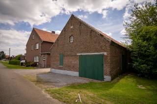 <span>In een uitzonderlijk rustige en landelijke omgeving, volledig omgeven door weilanden, bevindt zich deze unieke hoeve-eigendom met tal van mogelijkheden. Het perceel zal na opmeting door de landmeter een oppervlakte hebben van circa 2.323 m² en omvat drie afzonderlijke gebouwen: een authentieke langegevelhoeve, een vrijstaande woning en een riant garagegebouw.<br /><br />De grootste troeven van deze eigendom zijn zonder twijfel de prachtige ligging met blijvende vergezichten over het omliggende landschap, de aanwezige volumes en het unieke karakter van de historische hoeve.<br /><br /><strong>Authentieke langegevelhoeve</strong><br />De karaktervolle langegevelhoeve dateert van 1921 en staat opgenomen op de inventaris van vastgesteld bouwkundig erfgoed. Met een lengte van ca. 33 meter en een breedte van ca. 8 meter beschikt dit gebouw over indrukwekkende volumes en een authentieke uitstraling. De aanwezige eiken dakconstructie en het historische karakter bieden een uitzonderlijke basis voor een renovatieproject met veel charme en persoonlijkheid.<br /><br />De hoeve is volledig te renoveren, maar biedt tal van mogelijkheden voor wie op zoek is naar een karaktervolle eigendom in een landelijke omgeving.<br /><br /><strong>Woonhuis</strong><br />Het vrijstaande woonhuis werd opgericht in 1955 en beschikt over een bewoonbare oppervlakte van ca. 193 m². De woning is onderhevig aan de renovatieverplichting vanwege het EPC-label F.<br /><br />Op het gelijkvloers omvat de woning een inkomhal met toegang tot de keuken, woonkamer en aparte eetkamer. Aansluitend aan de keuken bevindt zich een sas met achterdeur dat toegang geeft tot de wasruimte, een apart toilet en een technische ruimte met de cv-installatie.<br /><br />Op de eerste verdieping bevinden zich vijf ruime slaapkamers. Eén van deze kamers beschikt over een vaste trap naar de zolderverdieping, die momenteel ingericht is als onafgewerkte bergruimte. Daarnaast is de woning deels onderkelderd en voorzien van twee provisiekelders.<br /><br /><strong>Garagegebouw</strong><br />Het derde gebouw betreft een vrijstaand garagegebouw waarvan vaststaat dat het reeds vóór 1971 werd opgericht. Met een oppervlakte van ongeveer 162 m² biedt dit gebouw tal van mogelijkheden als garage, opslagruimte, werkplaats of hobbyruimte.<br /><br /><strong>Karakter & mogelijkheden</strong><br />De combinatie van een authentieke erfgoedhoeve, een afzonderlijke woning, een groot garagegebouw en een uitzonderlijke landelijke ligging maakt dit een bijzonder veelzijdige eigendom. Een unieke opportuniteit voor liefhebbers van karaktervolle gebouwen, renovatieprojecten en wonen in het groen, met blijvend uitzicht over de omliggende weilanden.<br /><br /><strong>Belangrijke informatie</strong><br />De eigendom is gelegen in agrarisch gebied en heeft bijgevolg een zonevreemd karakter. Kandidaten worden aangeraden zich vooraf grondig te informeren over de stedenbouwkundige mogelijkheden en beperkingen die van toepassing kunnen zijn op zonevreemde woningen.<br />Meer informatie hierover is beschikbaar via: https://omgeving.vlaanderen.be/nl/woning-zonevreemd<br /><br />Daarnaast is de authentieke langegevelhoeve opgenomen op de inventaris van vastgesteld bouwkundig erfgoed. Dit betekent niet dat het gebouw beschermd is als monument, maar bepaalde erfgoedwaarden worden wel erkend en kunnen een rol spelen bij toekomstige renovatie- of verbouwingswerken.<br />Meer informatie hierover is beschikbaar via:</span>
<ul>
<li><span>Inventarisfiche van de hoeve: https://inventaris.onroerenderfgoed.be/erfgoedobjecten/71916 </span></li>
<li><span>Renoveren van een gebouw op een vastgestelde inventaris (Onroerend Erfgoed): https://www.onroerenderfgoed.be/het-goed-staat-een-vastgestelde-inventaris</span></li>
</ul>
<span> Kandidaten die specifieke plannen hebben met de eigendom wordt aangeraden om zich voorafgaandelijk te laten adviseren door een architect, stedenbouwkundig deskundige of de bevoegde overheidsdiensten.</span><br />