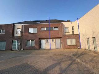 Deze woning is gelegen in een kindvriendelijke en doodlopende woonwijk in Burcht dichtbij het Kaaiplein en vanuit de woonkamer en tuin zicht op het Wolfsbergpark ! De woning werd nieuw gebouwd en in gebruik genomen in 2011. <br /><br />Dankzij de praktische indeling en ruime inkomhal krijg je meteen een open en ruimtelijk gevoel. In de hal is een gastentoilet voorzien. De gezellige woonkamer vormt een geheel met de eetruimte en open keuken. De keuken is volledig uitgerust met alle nodige toestellen. Aan de keuken grenst een berging voor wasmachine en droogkast en is er tevens nog plaats voor stockage. Twee grote schuiframen achteraan zorgen voor veel daglicht. Achteraan kijk je uit op een terras en tuin, aangelegd met klinkers en een ruim tuinhuis waar je veel kan opbergen en diverse fietsen kan stallen. Langs hier is ook een poortje om de woning te verlaten met de fiets of te voet om vervolgens uit te komen in de mooie natuur van het Wolfsbergpark. <br /><br />Op de eerste verdieping vind je drie slaapkamers en twee badkamers. In de grote slaapkamer is er de mogelijkheid tot het creëren van een dressing. Beide andere kamers kunnen gebruikt worden als slaapruimte of bureau. De eerste badkamer is voorzien van een toilet, dubbele wastafel en inloopdouche. De tweede badkamer heeft een enkele wastafel en inloopdouche. Ideaal om de ochtendrush aangenaam te maken. <br /><br />Nog meer ruimte nodig? Geen enkel probleem. Met een vaste trap kom je op de zolderverdieping die volledig afgewerkt is en voorzien is van een Velux met verduistering. Hier is nog een ruime slaapkamer ingericht en zijn veel ingemaakte kasten aanwezig voor extra opberging. <br /><br />De woning is prima onderhouden, heeft energielabel B en een woonoppervlakte van 163 m². <br /><br />De dorpskern van Burcht met winkels, scholen en openbaar vervoer (bus en binnenkort waterbus) ligt op wandelafstand. <br /><br />Kom deze woning snel bezoeken!