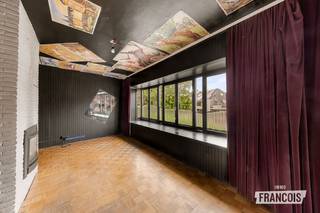 Deze woning is gelegen in een rustige en aangename buurt, net buiten het Brugse ‘ei’. Winkels, voorzieningen en openbaar vervoer bevinden zich in de nabije omgeving. De Markt van Brugge bereikt u in ongeveer zeven minuten met de fiets en ook het winkelcentrum ligt op korte afstand. Bovendien is de autosnelweg vlot bereikbaar. Een ideale ligging voor wie de rust van een woonomgeving wil combineren met de nabijheid van het stadscentrum.<br /><br />Via de ruime inkomhal betreedt u de woning. Op het gelijkvloers bevindt zich een polyvalente ruimte met grote raampartijen en een rechtstreekse toegang tot de tuin. Deze ruimte biedt tal van mogelijkheden en kan bijvoorbeeld dienstdoen als hobbyruimte, bureau of extra leefruimte. Verder beschikt het gelijkvloers over een praktische berging en een garage.<br /><br />De eerste verdieping omvat een ruime woonkamer met grote raampartijen en een aansluitende keuken. Vanuit de leefruimte heeft u rechtstreeks toegang tot het terras en de verzorgde tuin, waar ook een tuinhuis aanwezig is. Een aangename buitenruimte die extra mogelijkheden biedt om volop van de woning te genieten.<br /><br />Momenteel beschikt de woning over twee slaapkamers en één badkamer. Dankzij de ruime bewoonbare oppervlakte en de praktische indeling zijn er bovendien verschillende mogelijkheden om de woning verder aan te passen en in te richten volgens uw eigen wensen en behoeften.<br /><br />Een woning met ruimte, mogelijkheden en een uitstekende ligging nabij het centrum van Brugge. De woning beschikt over een EPC-label D, waardoor er bij aankoop geen energetische renovatieverplichting geldt.<br /><br />Interesse? Contacteer Giovanni via 0468 43 21 35 of giovanni@immofrancois.be en plan uw bezoek.<br /><br />