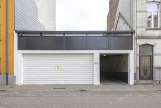 Bent u op zoek naar één of meerdere autostaanplaatsen voor eigen gebruik of investering? Dan stel ik graag volgende opportuniteit aan u voor!<br /><br />Gelegen in een afgesloten garagecomplex met elektrische poort vooraan. Momenteel zijn 13 autostaanplaatsen die verhuurd zijn aan €100/maand en één aan €75/maand dus €1275/maand voor allen. Dit komt neer op een bruto rendement van: <br />- 4,28% voor alle autostaanplaatsen te samen <br />of <br />- 4,36 % voor één staanplaats(€100/maand).<br /><br />De vraagprijs is €27.500 per autostaanplaats, ook zijn er nog twee garageboxen beschikbaar in het complex aan €45.000/garagebox.<br /><br />Aankoop van één of meerdere autostaanplaatsen is dus mogelijk.<br /><br />Voor meer informatie of een bezichtiging kan u One vastgoed steeds bereiken op volgend nummer 03 360 85 30.