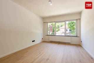<p>Volledig gerenoveerd appartement met 2 slaapkamers, gunstig gelegen nabij winkels, openbaar vervoer en scholen. Het appartement wordt momenteel volledig vernieuwd met kwalitatieve materialen en een hedendaagse afwerking. <br /><br />Alle technieken, vloeren, keuken en badkamer worden volledig nieuw geplaatst, waardoor het appartement volledig instapklaar wordt opgeleverd.</p>
<p>De lichtrijke leefruimte sluit aan op een moderne open keuken. Verder beschikt het appartement over twee volwaardige slaapkamers en een stijlvolle badkamer. <br /><br />Dankzij de doorgedreven renovatie behaalt het appartement een gunstig EPC A-label, wat zorgt voor een energiezuinige woonst.</p>
<p>De verkoop gebeurt onder registratierechten en niet onder het btw-stelsel.</p>
<p>Mogelijkheid tot aankoop van een garage.<br /><br />Bel top Vastgoed voor een bezoek op 0475 700 700</p>
