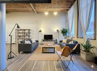 Deze loft te huur in centrum Kortrijk onderscheidt zich door de grote raampartijen, wat zorgt voor een maximale lichtinval en een rustgevend zicht op het omliggende groen. Bewoners kunnen bovendien gebruikmaken van het riante gemeenschappelijke dakterras met een panoramisch uitzicht over de stad.De indeling van deze loft is als volgt:- inkomhal met gastentoilet- lichtrijke en imposante leefruimte- kwalitatieve open keuken met groene Marokkaanse tegels- ruime berging aansluitend aan de keuken- vaste trap naar de mezzanine- twee ruime slaapkamers op de bovenverdieping- badkamer met inloopdouche, dubbele lavabo en toiletExtra:- overdekte parkeerplaats met laadpaal- privatieve kelderberging- beschikbaar vanaf 01/03/2026- gemeenschappelijke kosten: € 50,00 / maandNaast het esthetische aspect is er ook ingezet op comfort; er werden recent energetische werken uitgevoerd die het energieverbruik optimaliseren. We wachten momenteel op een nieuw certificaat, maar de verwachting is dat de EPC-score aanzienlijk zal dalen.Vraag snel een bezoek aan voor deze parel via www.dewaele.com!