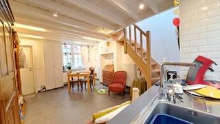 Gerenoveerde stadswoning met 1 slaapkamer en koer op een interessante ligging in het centrum van Brugge. Ideaal voor wie op zoek is naar een gezellige, comfortabele woonst met een hedendaagse inrichting en afwerking in de Brugse binnenstad. Ideaal voor een single of een eerste woonervaring!   **  + Energielabel C!  **  + Uitstekende Mobiscore 9,2 op 10!  **    **  Omvat een lichtrijke leefruimte met ingerichte open keuken, berging met voorziening wasmachine, 1 slaapkamer, badkamer met inloopdouche en een koer.  **  #leukwonen #brugge    **    **  Beschikbaar  1 augustus 2026