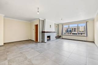 <p><span>Ruim 2-slaapkamer appartement in het centrum van Beveren</span></p><p><span> </span></p><p><span>Dit betreft een uitstekend gelegen appartement in het centrum van Beveren met 2 slaapkamers, balkon vooraan, ruim terras achteraan en grote gemeenschappelijke tuin. </span></p><p><span>Het appartement bevindt zich op de 4e verdieping in een rustige residentie op wandelafstand van alle faciliteiten, openbaar vervoer & scholen. </span></p><p><span>De centrale ligging, de gunstige EPC-score & de bewoonbare oppervlakte zijn slechts enkele van de vele troeven die dit appartement te bieden heeft. </span></p><p><span> </span></p><p><span>INDELING</span></p><p><span>Gemeenschappelijke inkomhal met trappenhal & lift. </span></p><p><span>Inkomhal met vestiaire. </span></p><p><span>Lichtrijke leefruimte met sierhaard. </span></p><p><span>Aparte keuken met aansluitend balkon. </span></p><p><span>Berging met voorzien voor oa. wasmachine. </span></p><p><span>Apart toilet. </span></p><p><span>Badkamer voorzien van een bad-douche combinatie, dubbel lavabomeubel & bidet, alsook aansluiting voor wasmachine. </span></p><p><span>Ruime slaapkamer (17m²) met aansluitend toegang tot het terras. </span></p><p><span>2e slaapkamer (9m²). </span></p><p><span>Zonnig terras dat binnenkort vernieuwd wordt (9m²).</span></p><p><span>Gemeenschappelijke tuin. </span></p><p><span> </span></p><p><span>EXTRA</span></p><p><span>Bouwjaar 1978. </span></p><p><span>In op te frissen doch instapklare staat. </span></p><p><span>CV op aardgas (HR ketel vernieuwd in 2018).</span></p><p><span>ALU dubbel glas. </span></p><p><span>Conforme elektrische keuring. </span></p><p><span>Zijgevel recent geïsoleerd. </span></p><p><span>Renovatie terrassen in opstart, voorschotten reeds betaald. </span></p><p><span>Lift aanwezig. </span></p><p><span>Uitstekend gelegen vlakbij het centrum. </span></p><p><span>Op wandelafstand van alle faciliteiten. </span></p><p><span>Gemeenschappelijke tuin. </span></p><p><span>Garage huren mogelijk aan overkant straat. </span></p><p><span> </span></p><p><span>EPC: 172 kWh/(m² jaar) - label B</span></p><p><span>Wg - Vg - Vv - Gvkr - Gmo </span></p>