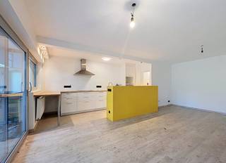 Vous recherchez un appartement confortable et prêt à emménager dans un emplacement privilégié ? Ce spacieux appartement d'une chambre situé au Nachtegaallaan 14 à Hoboken offre l'équilibre parfait entre repos et excellente accessibilité. Avec un aménagement spacieux et une jolie terrasse où vous pourrez vous détendre, c'est l'endroit idéal pour rentrer chez vous.Disposition :- hall d'entrée- salon avec cuisine ouverte- rangement adjacent à la cuisine- grande terrasse- chambre- toilettes séparées - salle de bainAvantages supplémentaires :- appartement spacieux- ascenseur- bon label EPC B- disponible immédiatement- bon score mobile : 8,8/10Les frais fixes mensuels sont de 175 euros par mois pour les frais des parties communes. (eau et chauffage inclus)Cet appartement à louer à Hoboken vous intéresse ? N'hésitez pas à soumettre une demande de visite via notre site web via la barre rouge qui y est prévue.Vous souhaitez également vendre ou louer votre propriété ? Nous sommes heureux de vous aider. Toujours à votre service pour répondre à toutes vos questions sur l'immobilier.