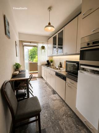 <p><em><strong>Appartement van ca. 97 m² met terras en 2 slaapkamers</strong></em></p>
<p>Lichtrijk appartement op de tweede verdieping met een bewoonbare oppervlakte van ca. 97 m². Beschikt over een ruime leefruimte, terras, twee volwaardige slaapkamers, badkamer met ligbad en toilet, en een apart gastentoilet. Centraal gelegen in Antwerpen en te moderniseren naar eigen smaak. Ideaal voor wie ruimte en potentieel zoekt.</p>