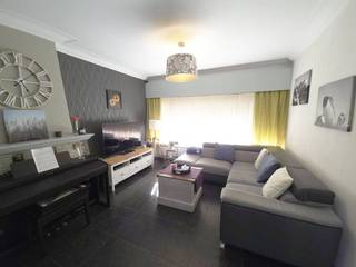 Deze energiezuinige en lichtrijke woning is gelegen in de rustige bloemenwijk op 100 meter van het gemeentelijk park in Boom. Het huis geniet van een vlotte bereikbaarheid naar de A12, E19 en openbaar vervoer. Daarnaast bevindt de woning zich in de directe omgeving van scholen, winkels en het openbaar domein De Schorre. Ideaal voor een gezin dat houdt van het buitenleven. Indeling:Gelijkvloers: Inkomhal met vestiaire, die directe toegang geeft tot het toilet en de ruime woonkamer met airco en zicht op de tuin. De open en volledig uitgeruste keuken is voorzien van een lichtkoepel, een Smeg gasfornuis, vaatwasser en koelkast. De keuken grenst aan een praktische bijkeuken met ingemaakte kasten en plaats voor wasmachine en droogkast.Eerste verdieping: Op de eerste verdieping bevinden zich 3 slaapkamers van 15m², 10m² en 11m², evenals een recent vernieuwde badkamer met inloopdouche, lavabo en handdoekdroger.Via de trap bereikt u de zolder die nog verder afgewerkt kan worden. De zolder beschikt over extra bergruimte en een vierde slaapkamer. De kelder is zowel via de bijkeuken als de buitentoegang bereikbaar en is voorzien van een waterontharder.De tuin van de woning is een echte troef: een groot terras, een ruime groene tuin en een deels overdekte inpandige berging maken dit de ideale plek om te ontspannen of om kinderen veilig te laten spelen.BELANGRIJK: de prijs is een instelprijs. Afspraak via dewaele.com!